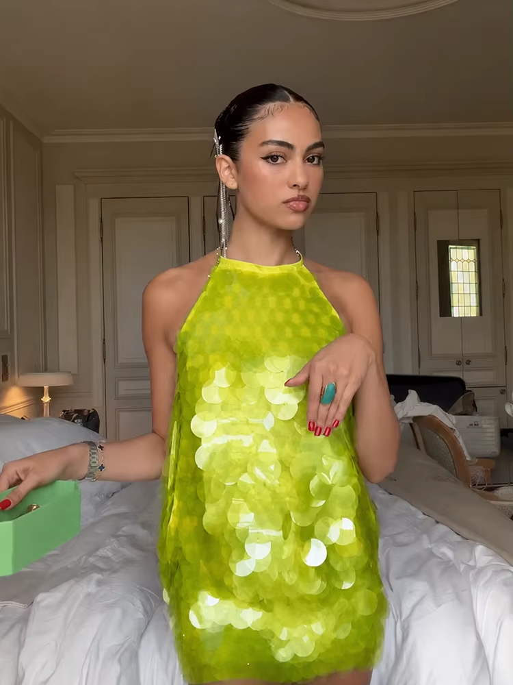 Vestido de lentejuelas verde esmeralda con cuello halter sin mangas