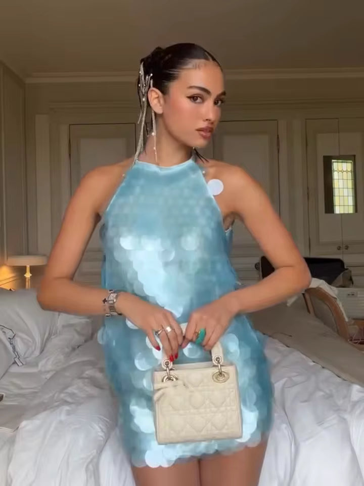 Vestido de lentejuelas azul cielo con cuello halter sin mangas