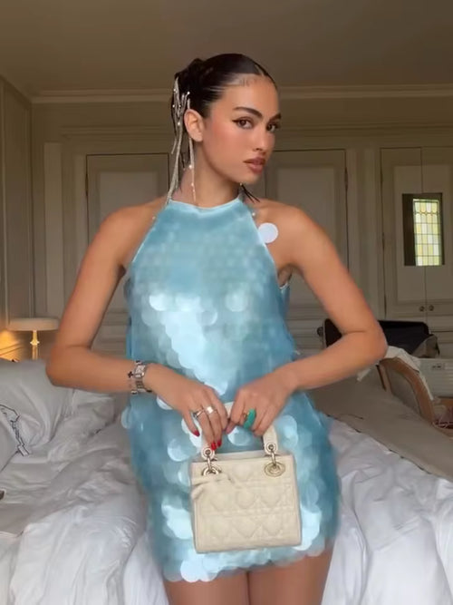 Vestido de lentejuelas azul cielo con cuello halter sin mangas