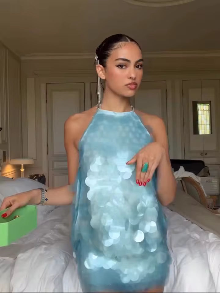 Vestido de lentejuelas azul cielo con cuello halter sin mangas